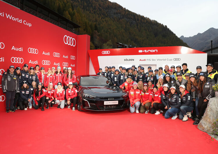 Audi bleibt Partner des Internationale Skiverband FIS: Die alpinen Ski-Teams aus Deutschland, Frankreich, Italien, Norwegen, Österreich, Schweden und der Schweiz vor dem Audi e-tron GT in Sölden.
